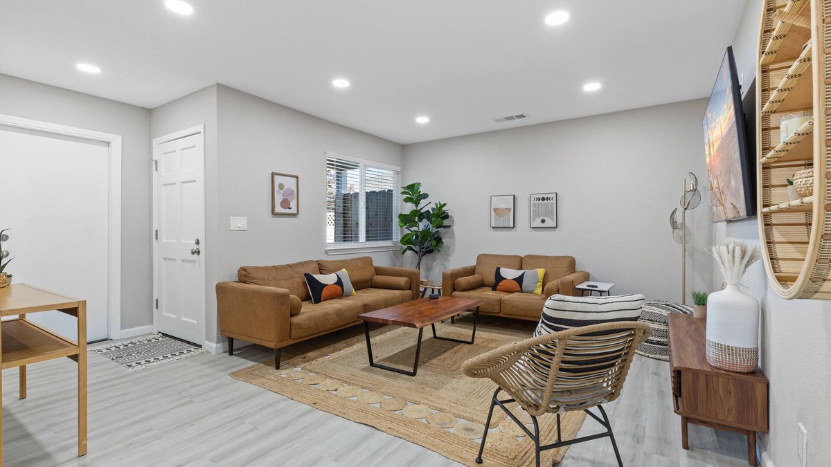 Lodi House | Chic Lodi Retreat! Five minute to wine country!n
