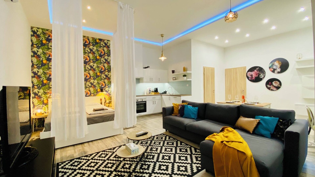 Terezvaros Condo | Chic Luxury Central Studio with A/C - Tropical House
