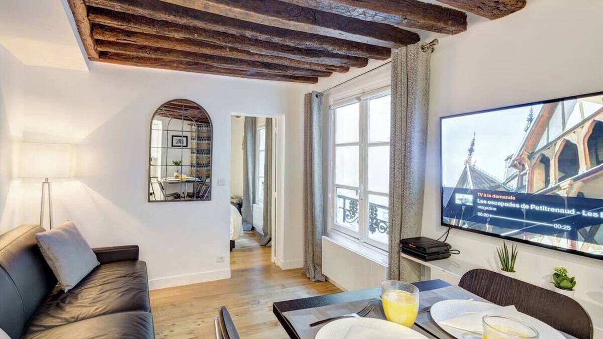 Marais Apartment | Chic Marais Retreat | Steps to Cafes & Notre Dame