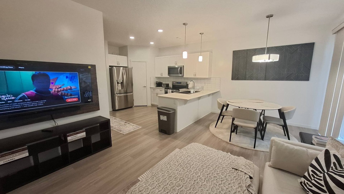 Southwest Edmonton House | *Chic Modern 4BDRM Home- 2 King Bed,2 living room*