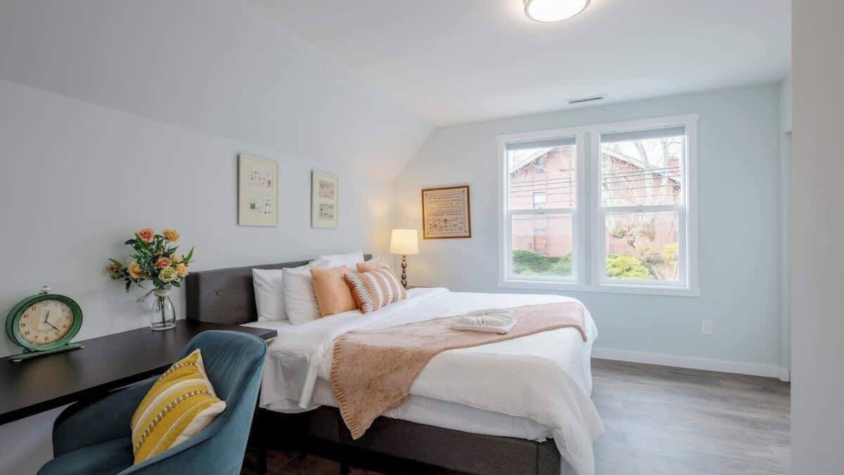 Minor House | Chic & Modern 6b4b House – Prime Seattle Location!