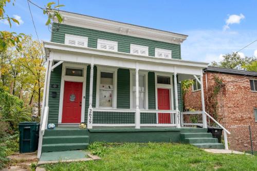 Walnut Hills House | Chic Modern Gem with Style Suites