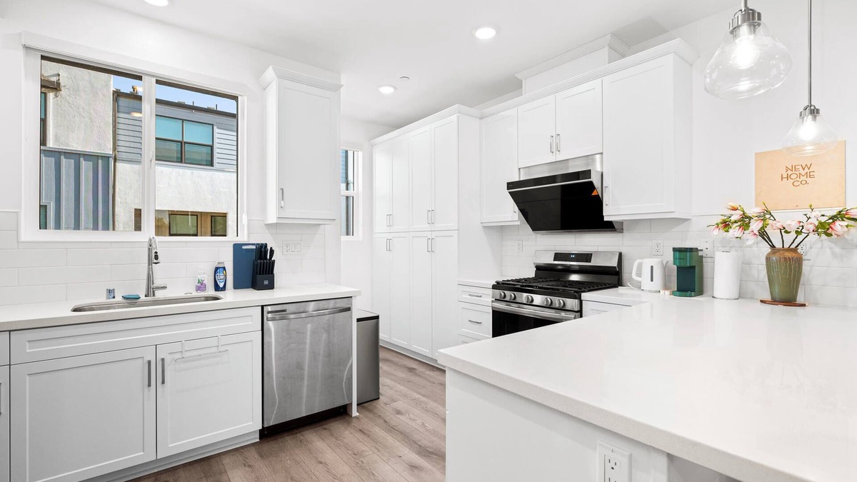 Guasti House | Chic Modern Retreat With Stunning Views 1360 Sqft