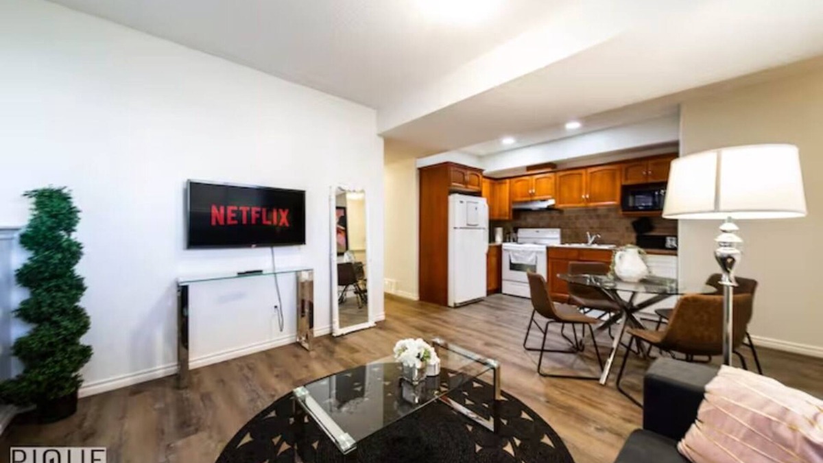 Jasper Place House | Chic Modern Vibes - Sleeps 6 - Netfix - Wifi - Long Stays