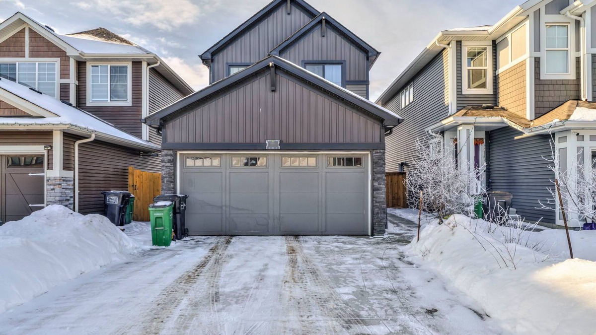 Southeast Edmonton House | Chic Orchard Getaway –Close to YEG & Everything