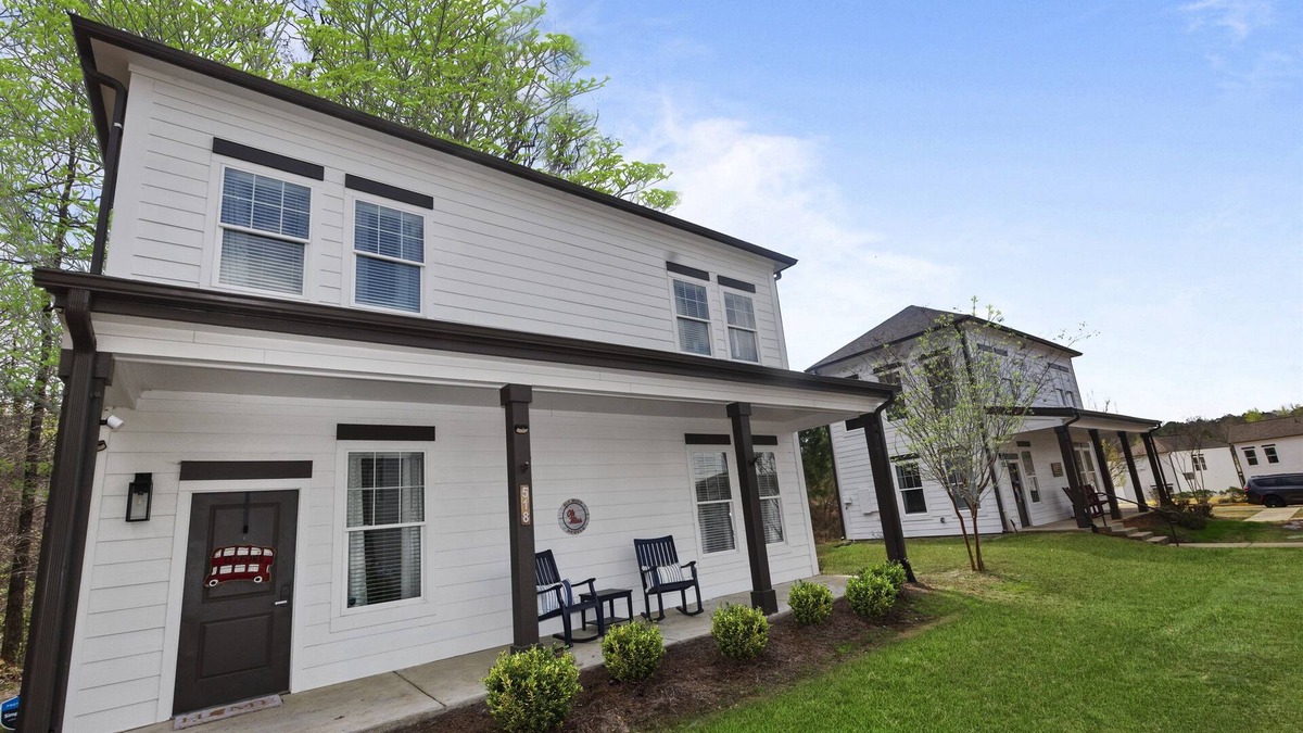 Oxford Cottage | Chic Oxford Cottage with 3 King Suites - "The Southern Sip"