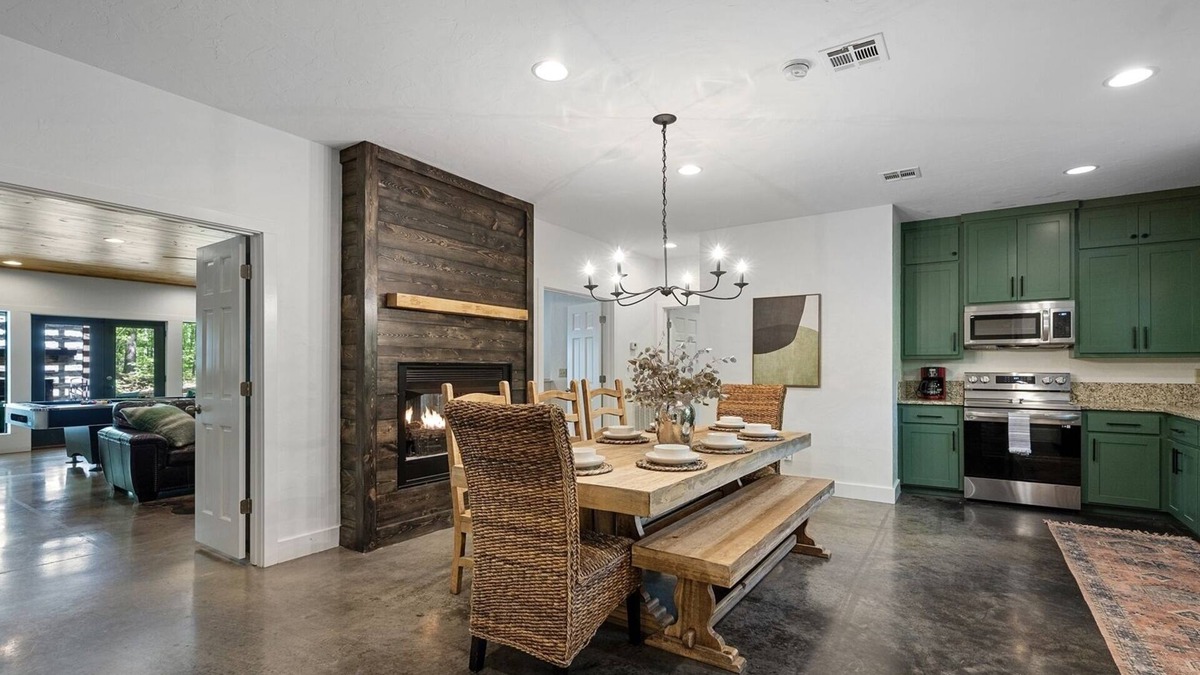 Broken Bow Cabin | Chic, Playful, and Perfectly Appointed-🎱Pool Table, 🔥Hot Tub, 🌟Pet Friendly!