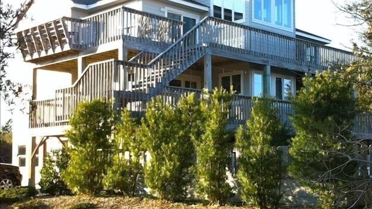 Duck House | Chic Property with Waterfront Pool and Hot tub - Gym, Pickleball Courts!
