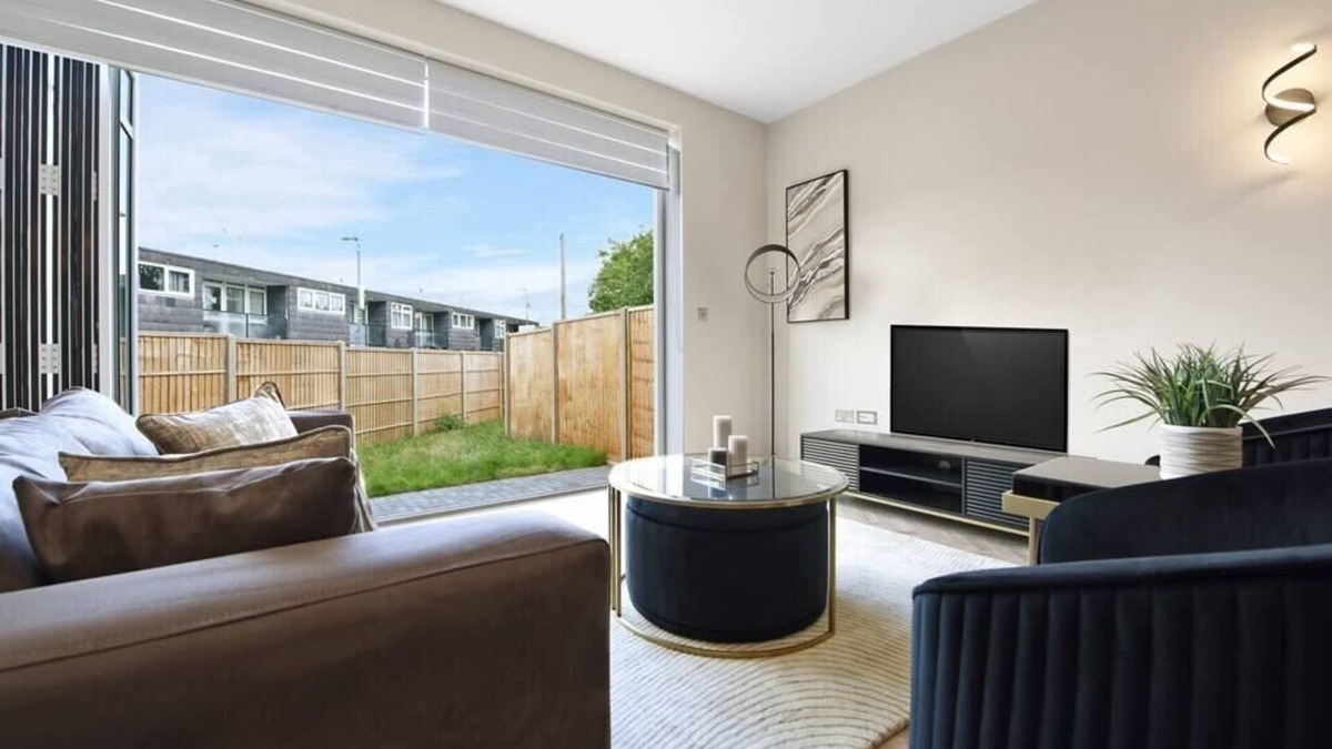 Brixton Hill House | Chic Retreat Residences: 3 BD Haven - Sleeps 10