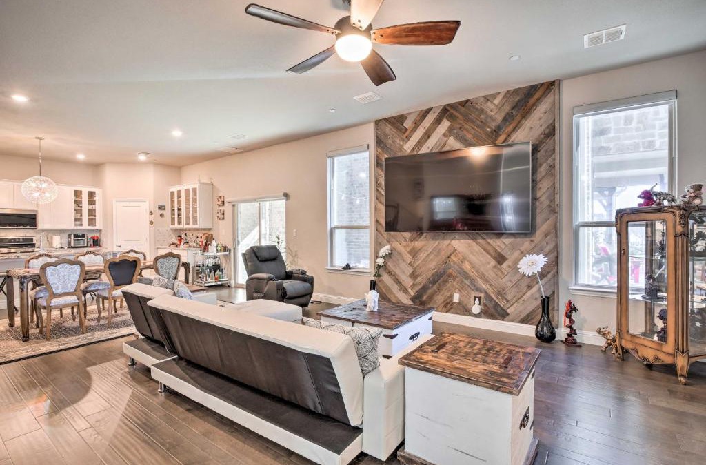 Rowlett House | Chic Rowlett Retreat with Views - Walk to Lake!