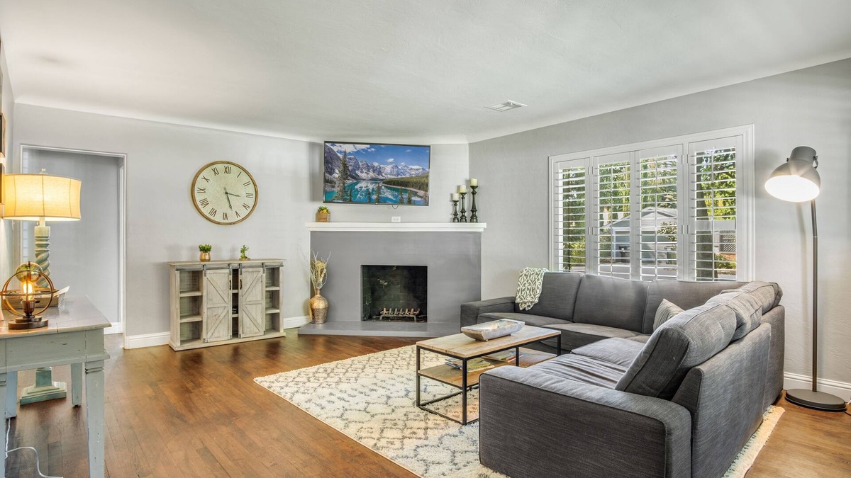 Modesto House | ★Chic Rustic & Modern Bungalow Centrally Located★