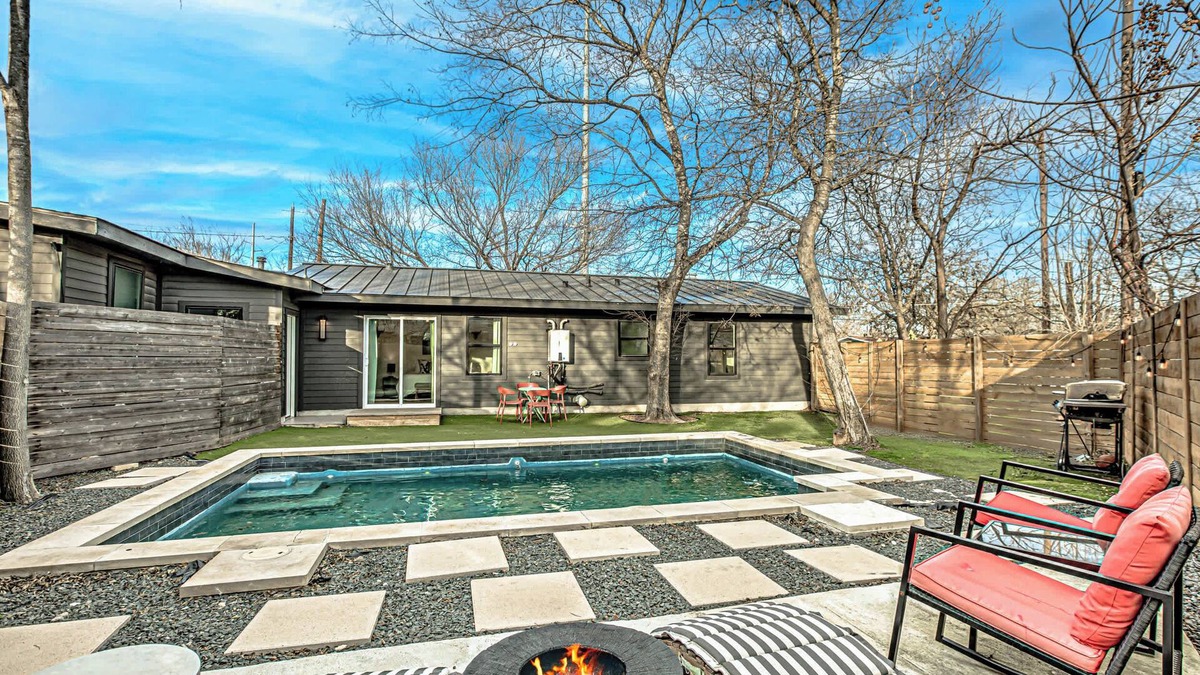 MLK House | Chic Stay for 8, Mins to 6th St & Downtown!