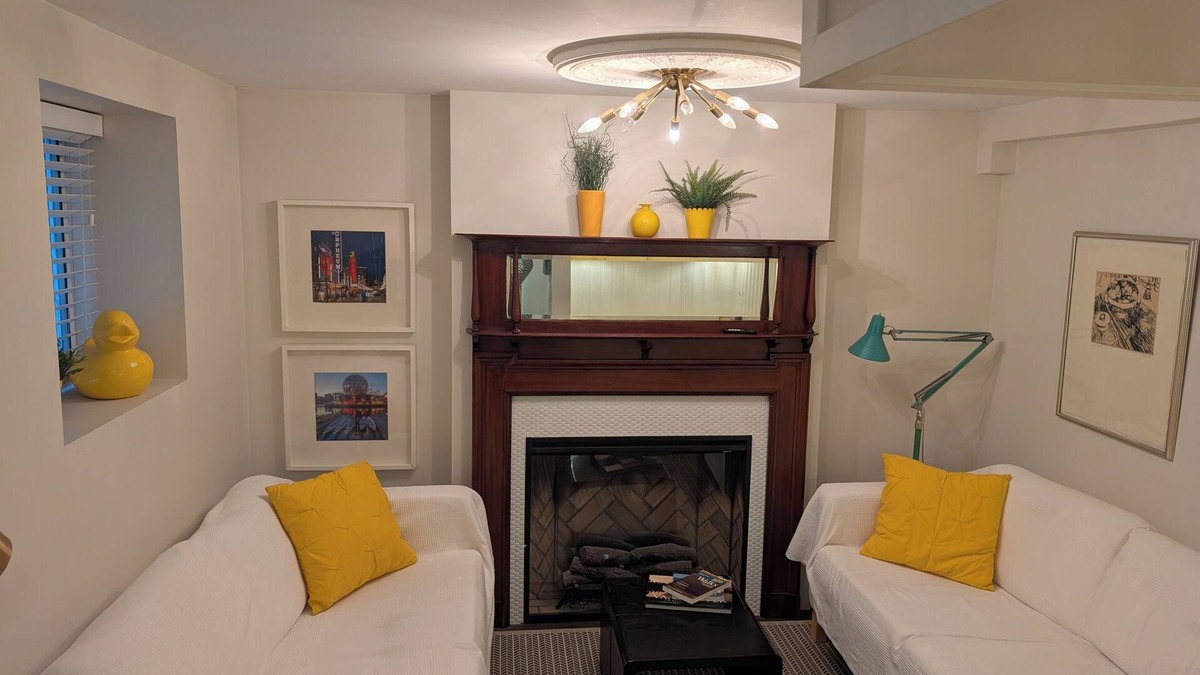 Riley Park Apartment | Chic Studio suite on Main St.: Explore Vancouver's vibrant culture & cuisine!
