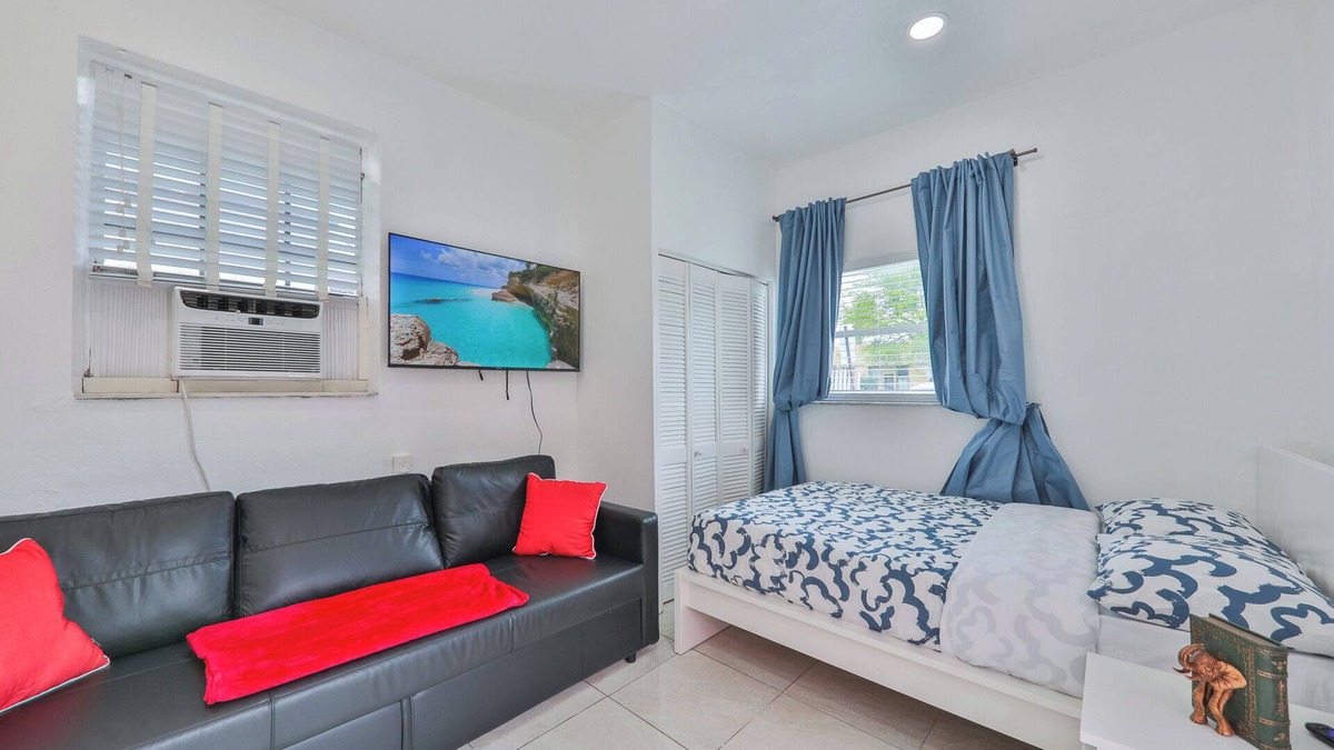 Downtown Hollywood Apartment | Chic studio with AC, WiFi in vibrant Hollywood