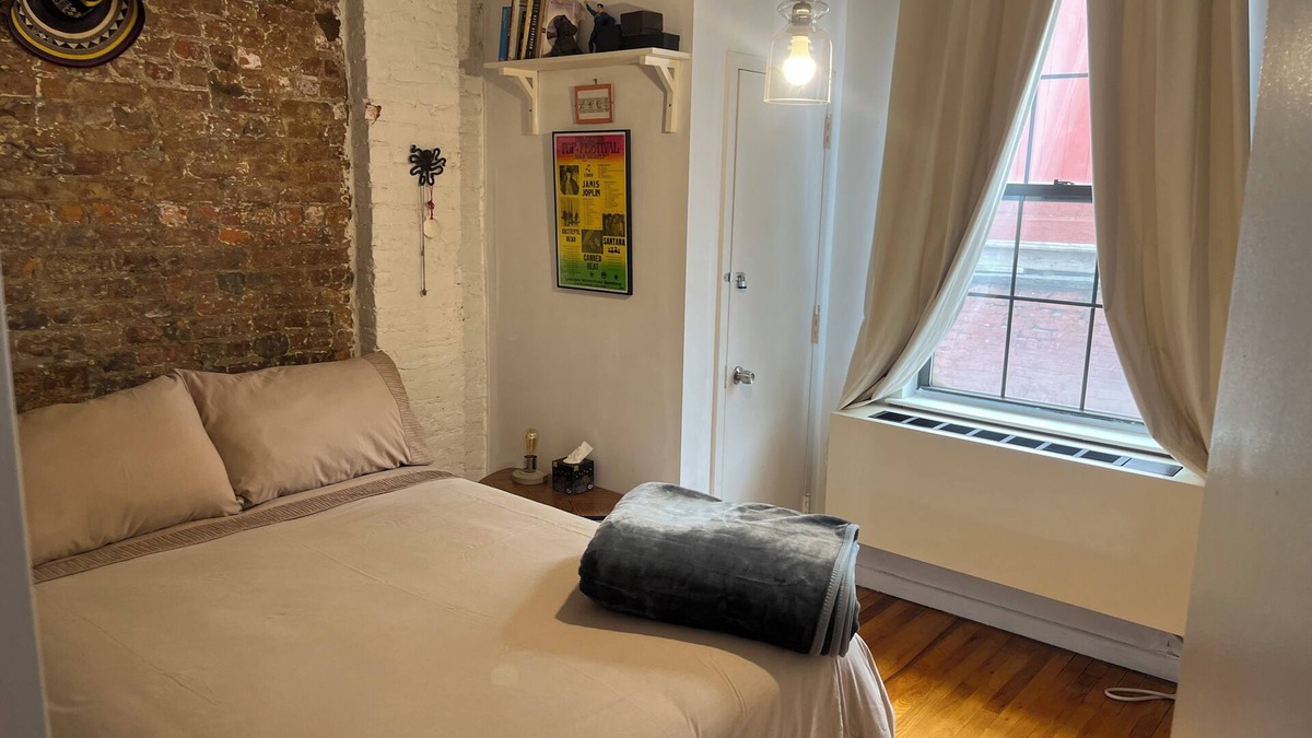 Williamsburg Apartment | Chic & Sunny Apartment in Prime Williamsburg