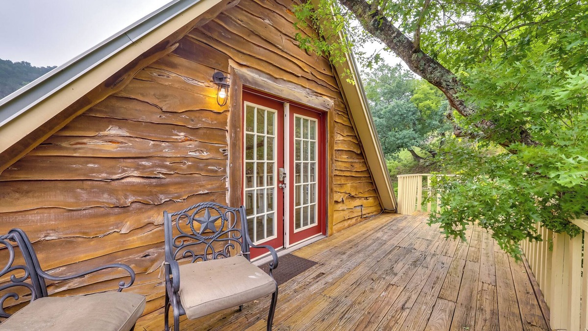 Tarpley Apartment | Chic 'Tree House' Studio ~ 24 Mi to Bandera!