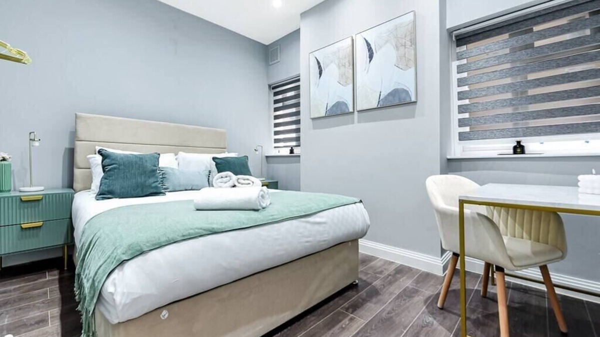 Peckham Rye Apartment | Chic Urban Retreat: 3BR Gem in Vibrant Location