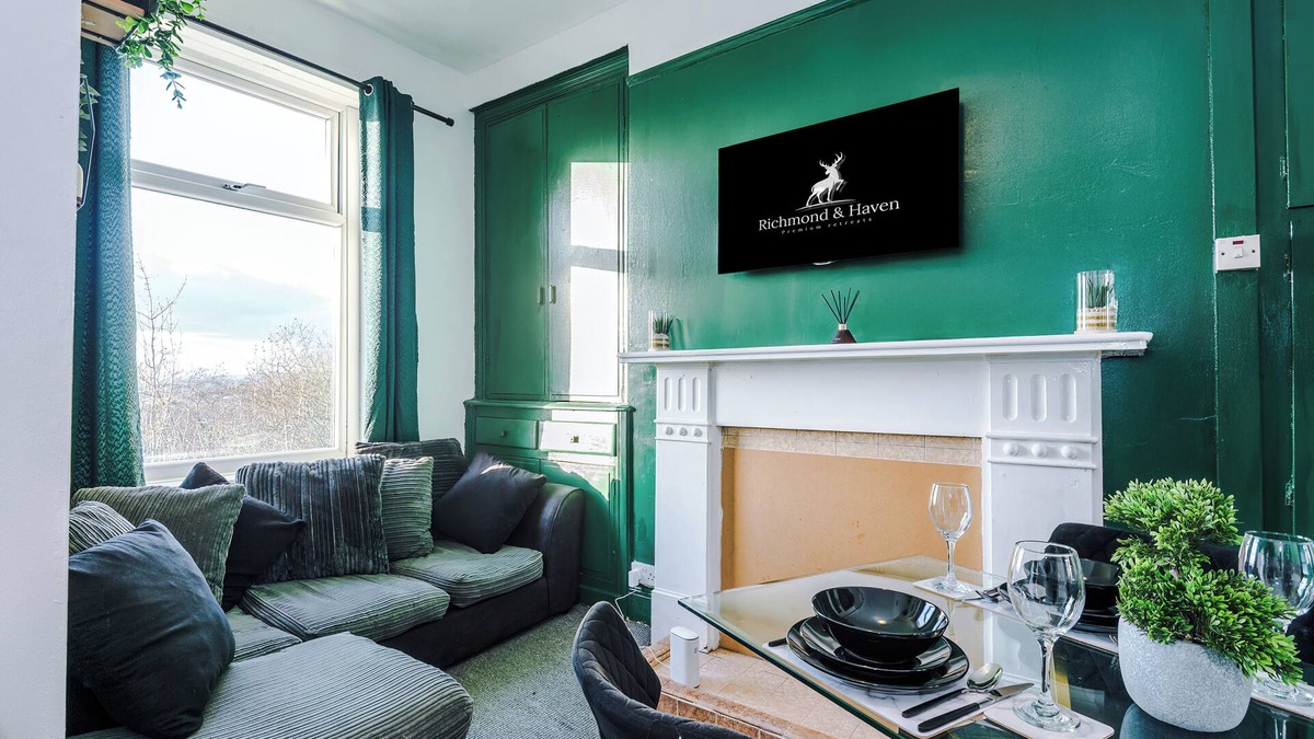 Bradford Apartment | Chic Victorian 2 bed duplex flat, sleeps 4, pet friendly, free parking.