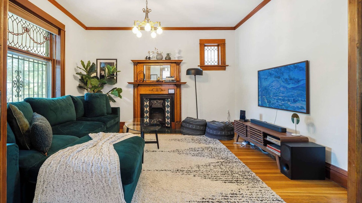 Congress Park House | Chic Victorian Manor | Sleeps 12 | Congress Park