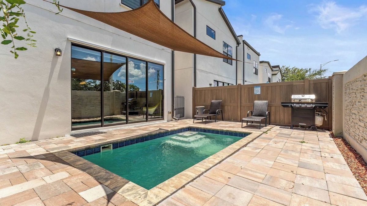 Loughman House | Chic Villa Domani Retreat - 9ppl