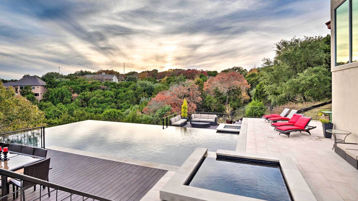 Rob Roy On The Lake House | Chic Villa w/Infinity Pool: 10 Mi to Downtown!