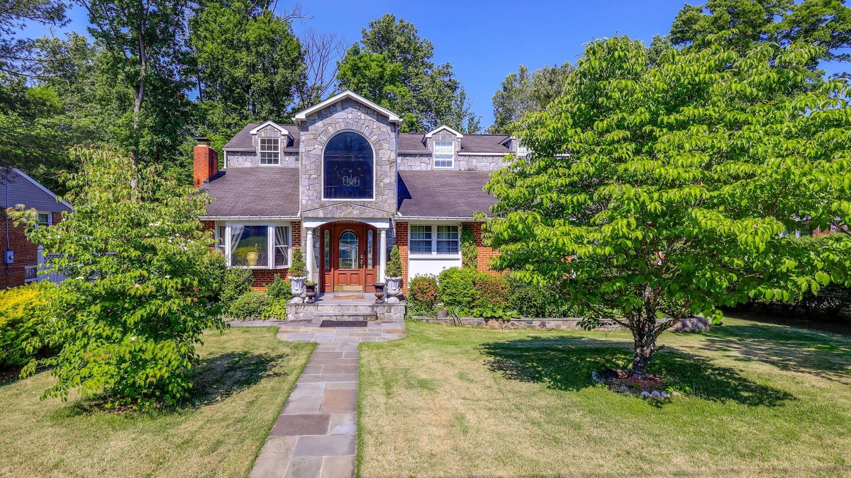 North Springfield House | Chic Virginia Getaway - Deck, Near National Harbor