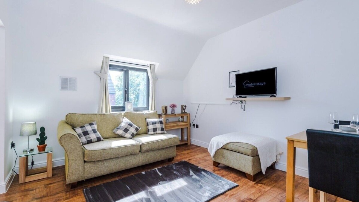 Golborne House | Chic Warrington House with Parking | Full Equipped