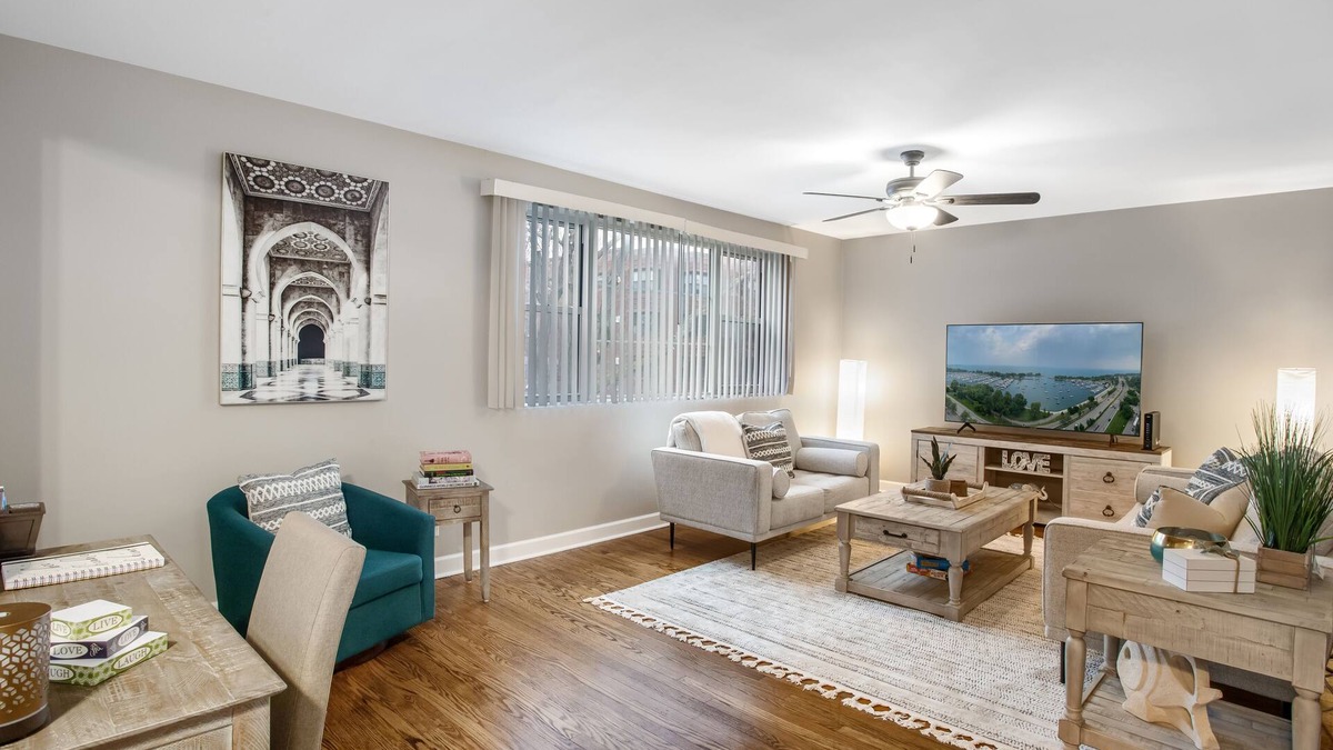 West Ridge Apartment | Chicago charm! Quiet and inviting !