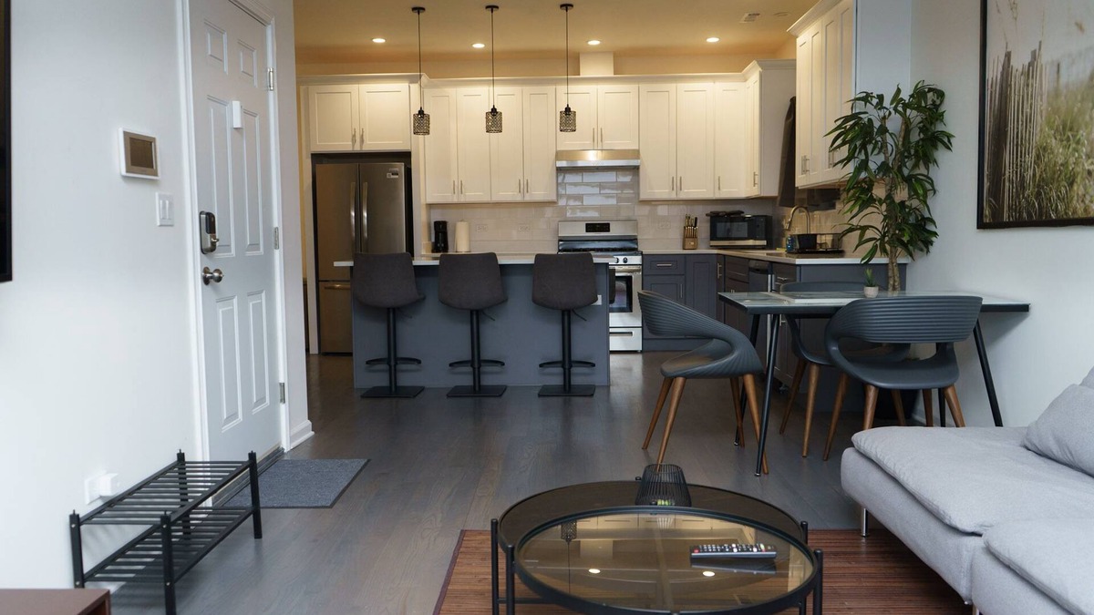 Armour Square Condo | Chicago Luxury Cozy Condo near Downtown, China Town, White Sox, McCormick Place