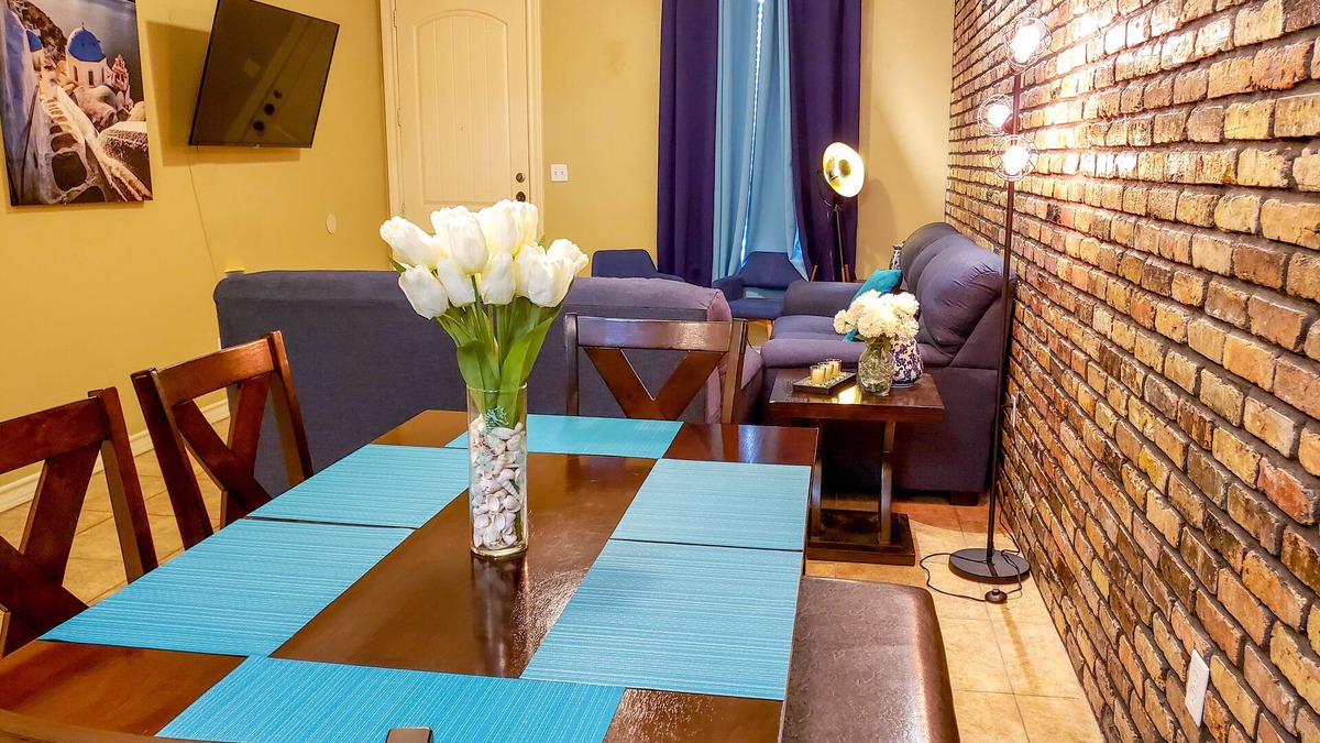 Edinburg House | Chicago Style Town home in a gated community!Spacious 1100sqft