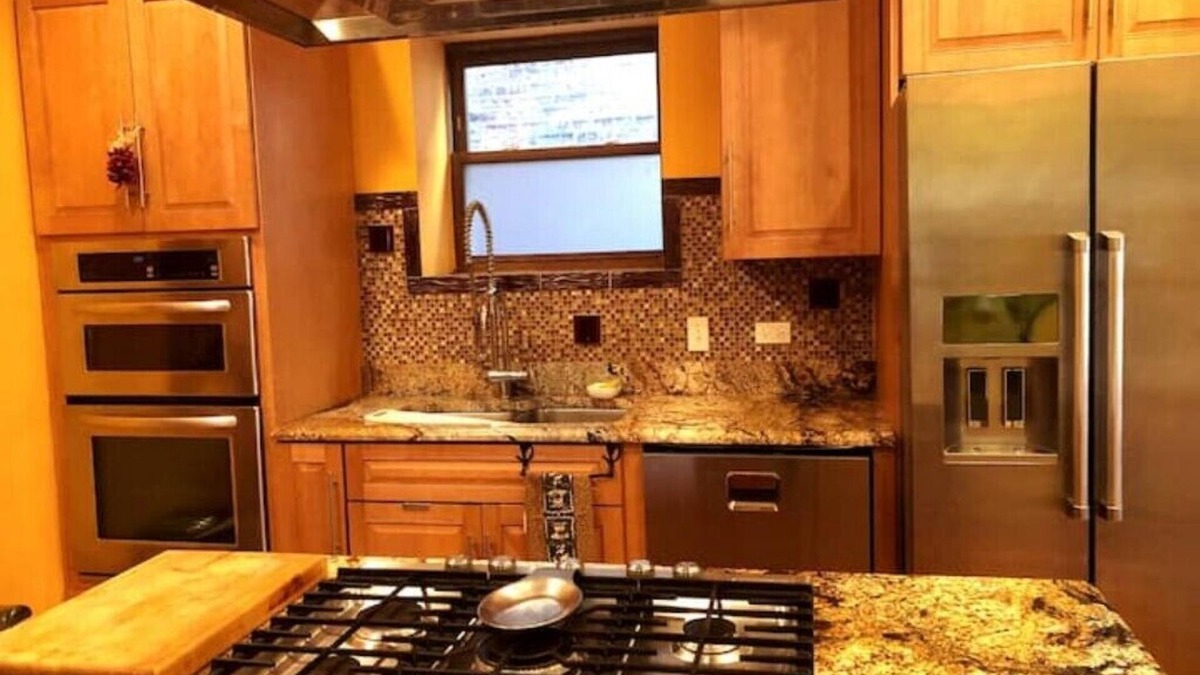 North Center Apartment | Chicago Wrigley Roscoe Village Lakeview Luxury Flat Free Parkingn
