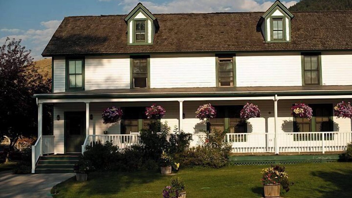Livingston Hotel | Chico Hot Springs Resort & Day Spa