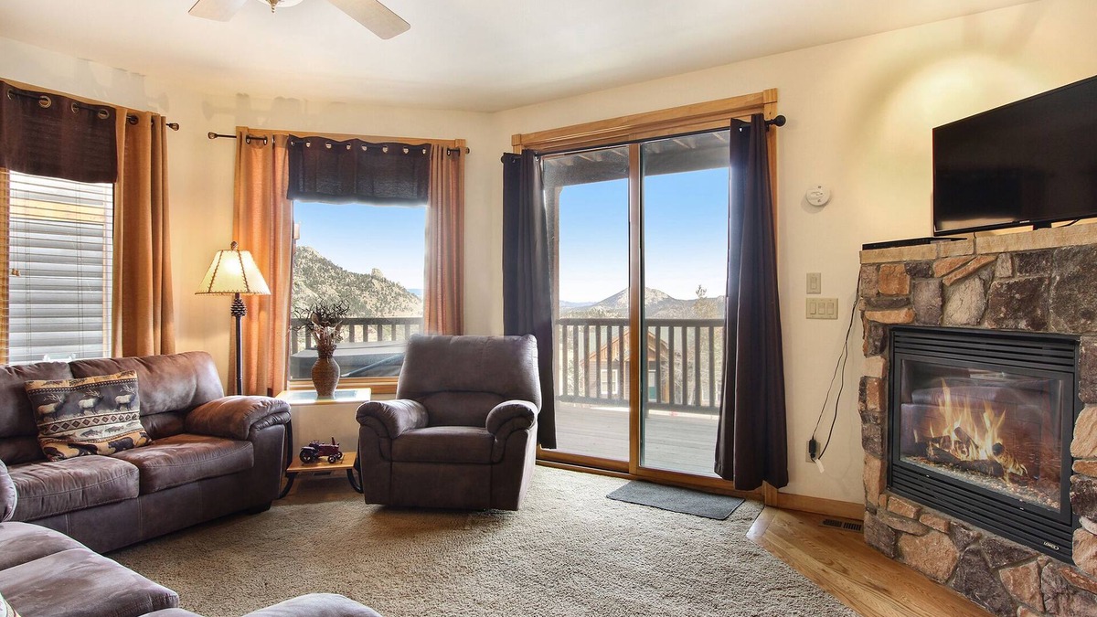 Estes Park Condo | Chiefs Head Peak 21B - 2 Br Condo with Private Hot Tub - Lake and Mountain Views