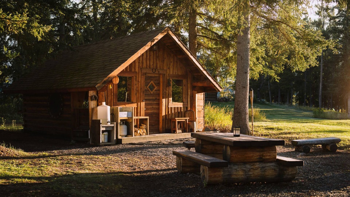 Chilcotin Cabin | Chilcotin Sunrise Chalet Lakefront Cabin Retreat With Stunning Mountain Views