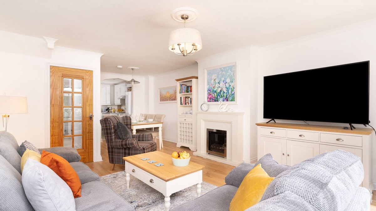 Mumbles House | Child friendly house with private parking near the Mumbles seafront.