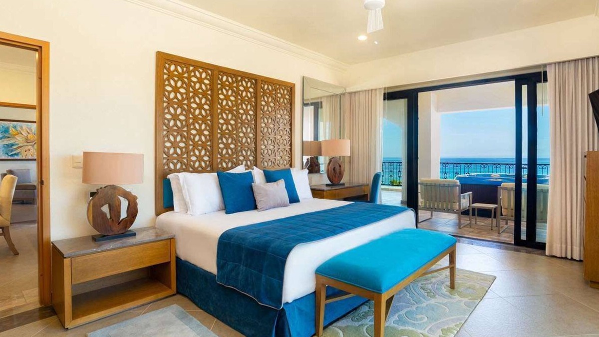 San Jose del Cabo Condo | Chileno Bay luxury 4 bedroom oceanfront suite with private balcony and hot tubs