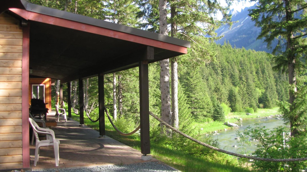 Lutak Hotel | Chilkoot Haven in Haines, room #1, right on the Chilkoot River, Bear viewing