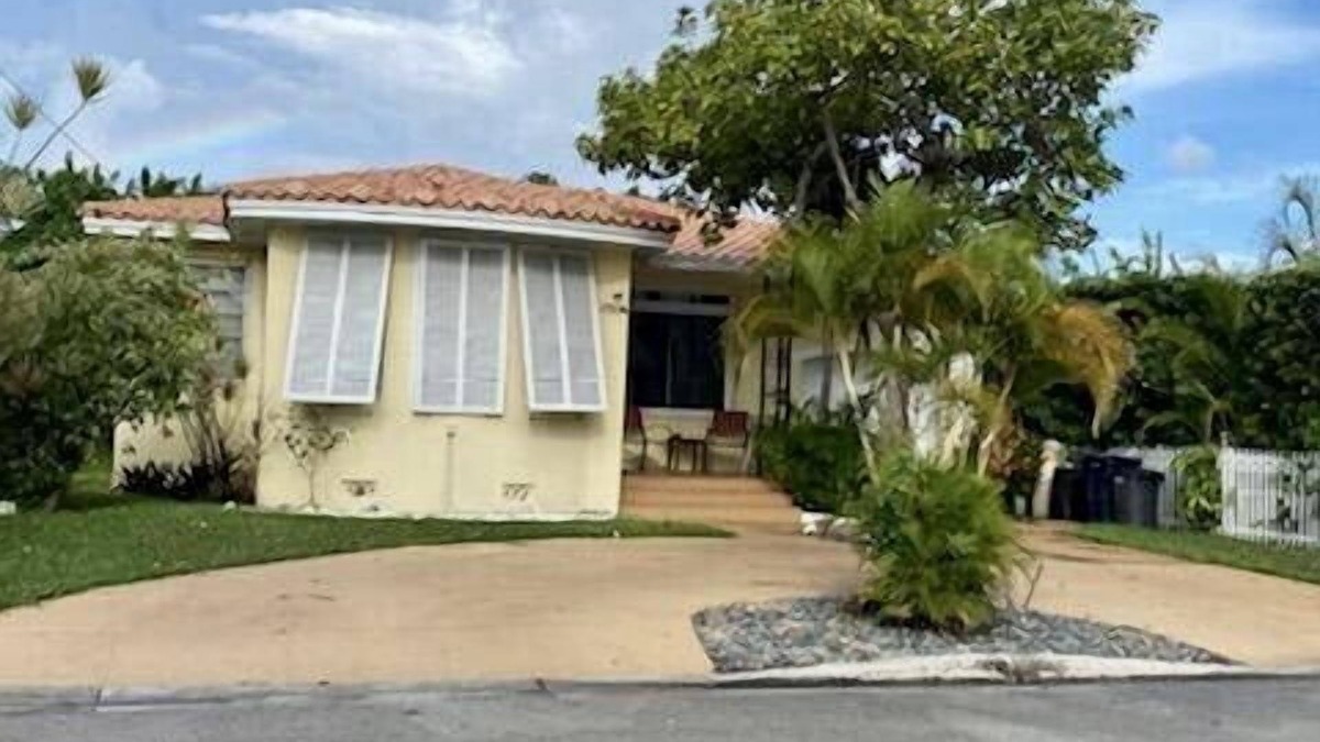 Surfside House | Chillin’ & Grillin’ House ONLY Steps from the Beach and Local Attractions