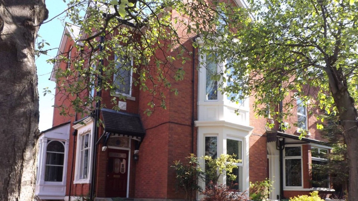 Blackburn Bed & Breakfast | Chimneys Guest House