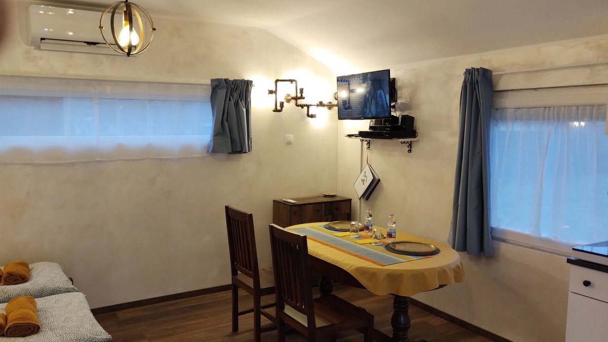 Ujbarok Apartment | Chiomei House close M1