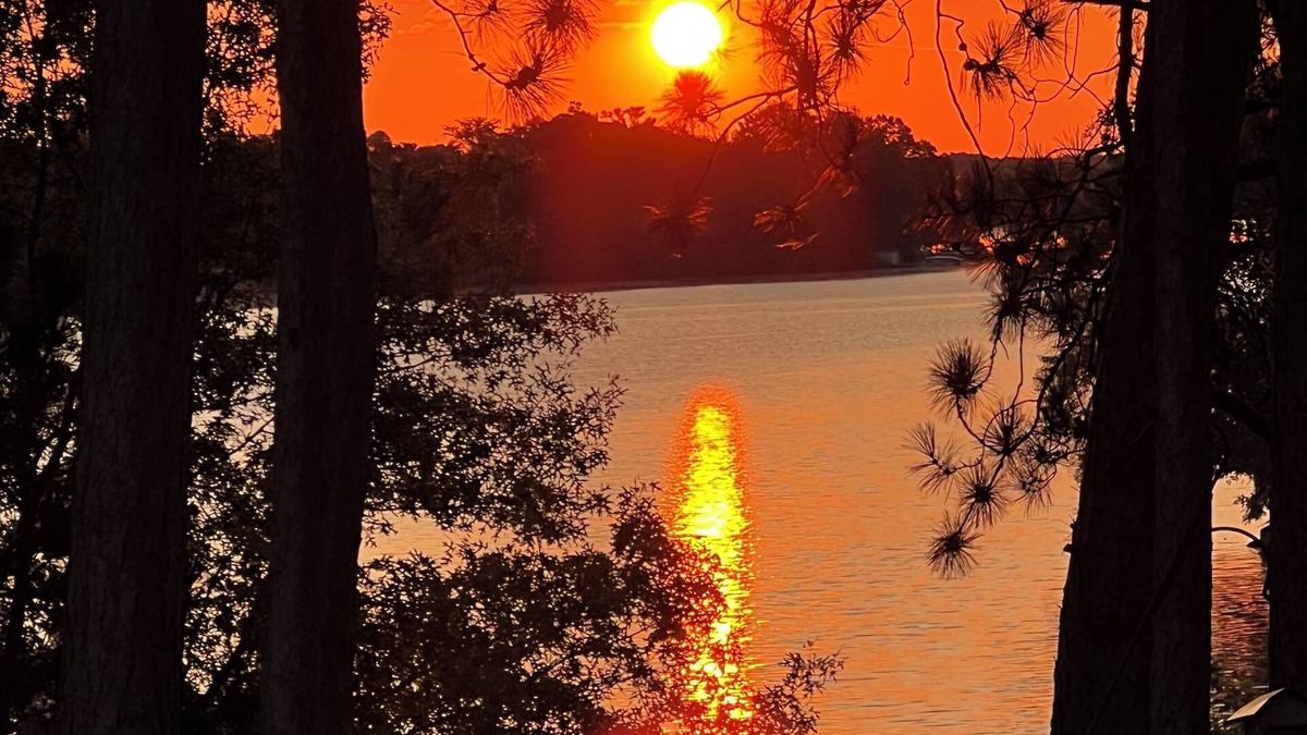 Lake Wissota Apartment | 🔥 Chippewa Falls Lakefront. Lake Wissota Sunsets. Family & Work Stays ·Fire Pit