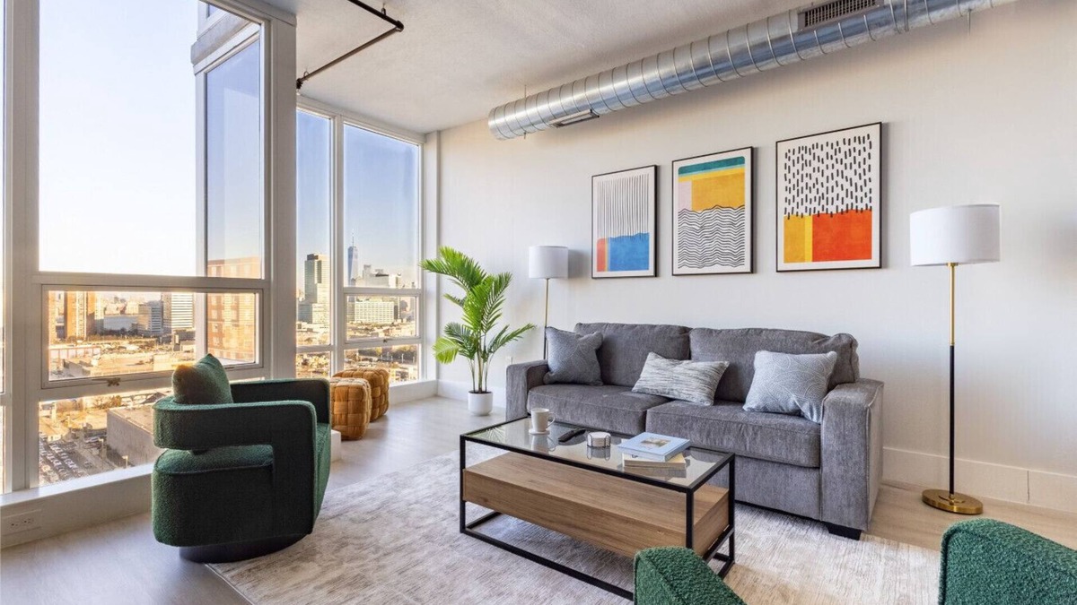 Historic Downtown Apartment | Chique Loft 15 Min from NYC with City View and Pool