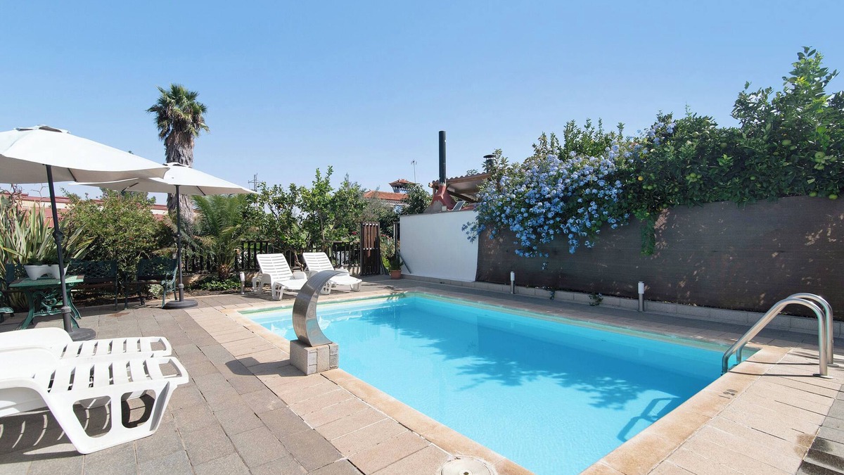 La Solana Villa | Cho Almeida with sea views, Wi-Fi and air conditioning.