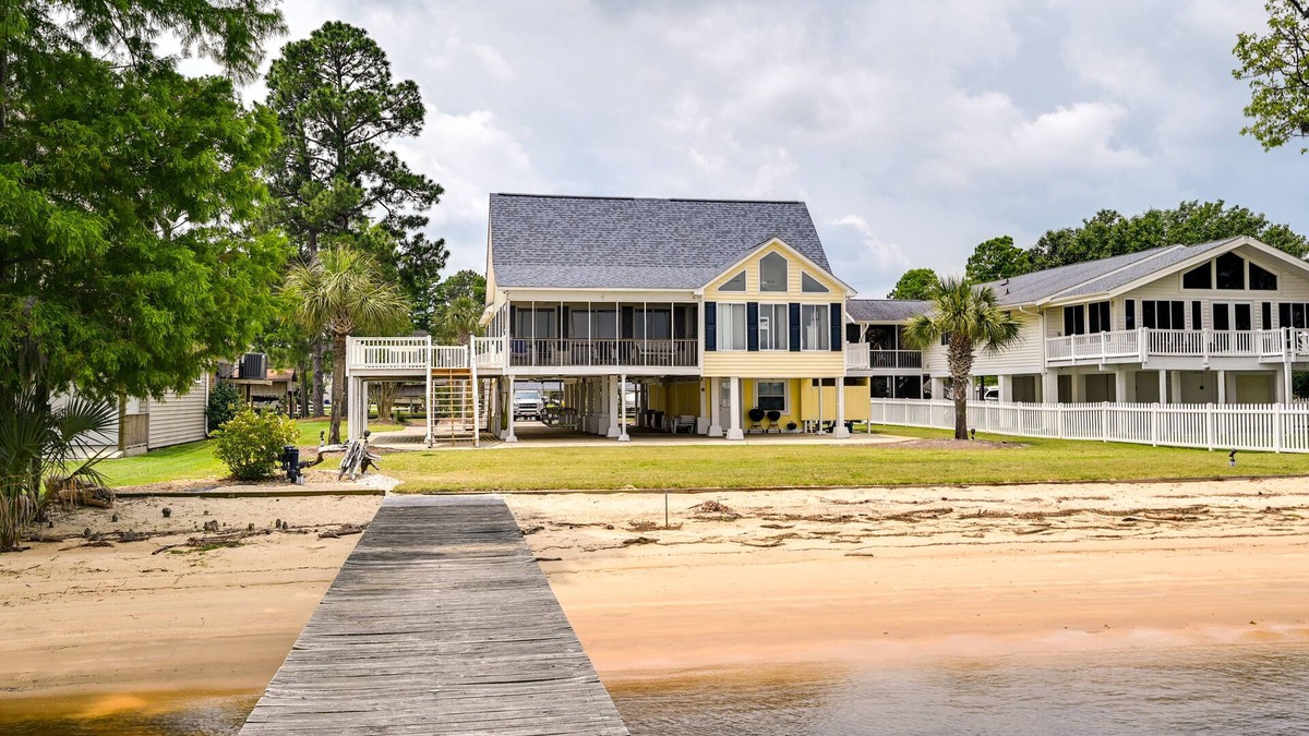 Chocowinity House | Chocowinity Waterfront Getaway w/Boat Dock!