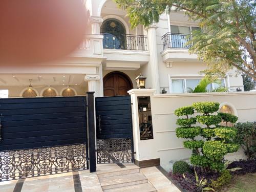 Lahore Apartment | Chohdary Villa 124 j ph 2