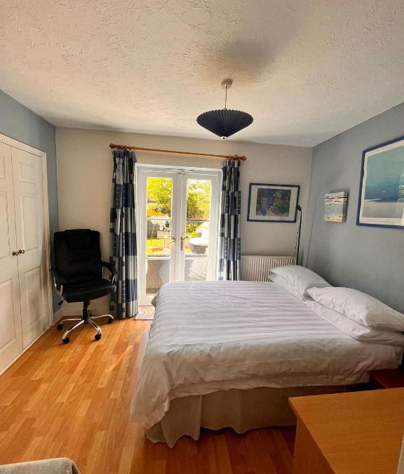 Paddock Wood Bed & Breakfast | Choice of One double bedroom with a comfy double bed and private en suite for solo travellers or couples ,or alternatively book two double bedrooms for families or friends