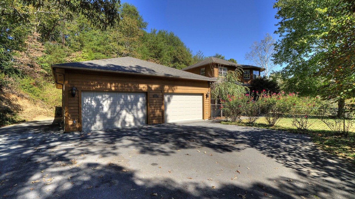 Sevierville House | ChristmasSocialDistancing*5Bdrooms*HotTub*KingBeds
