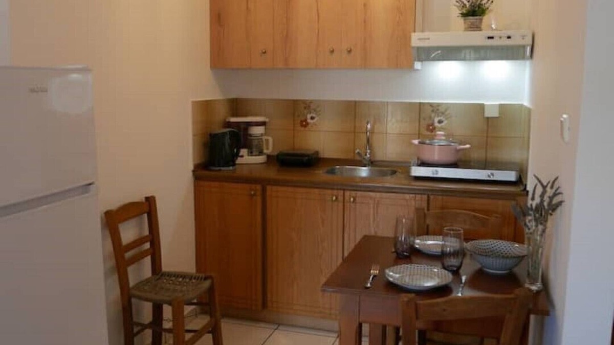 Monemvasia Apartment | Chrysoula’s Welcoming Triple Room with Yard