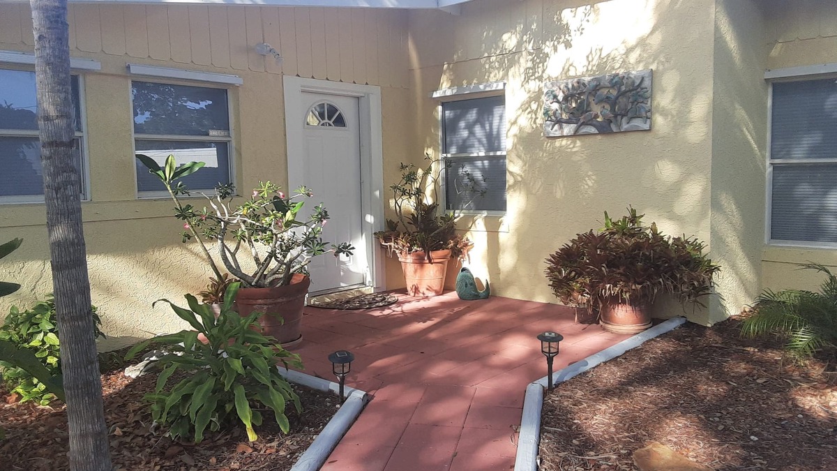 Jensen Beach House | "Chuck's Cottage" at Camp Rio w/Pool Table, fast drive to Beaches