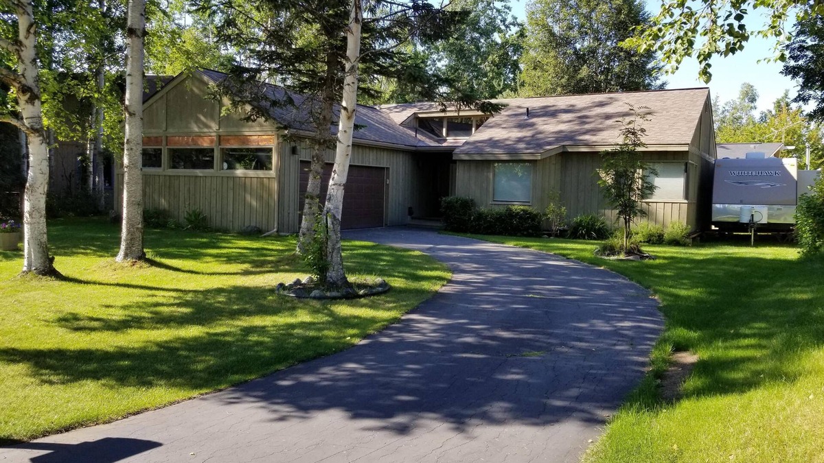 Scenic Foothills House | Chugach Foothills Chalet - a charming, quiet east Anchorage retreat!